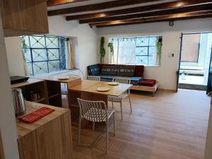 a living room with a table and chairs and a couch at Cálido apartamento in Puno