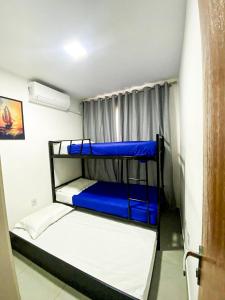 two bunk beds in a room with a window at Casa Climatizada com Piscina em Jacaraipe in Serra +46 photos