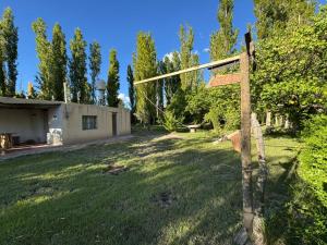 a fence in the yard of a house at Maju in Calingasta