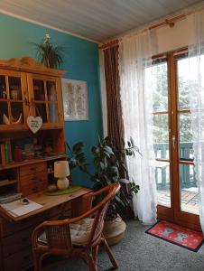 an office with a desk and a chair and a window at Ruhe geniessen bei Kulbes in Doberschütz