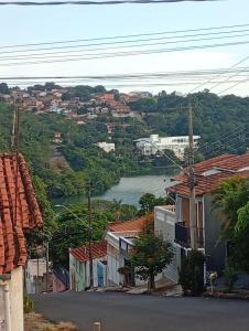 a view of a town with a river and buildings at Quarto Suite & Cozinha in Piraju