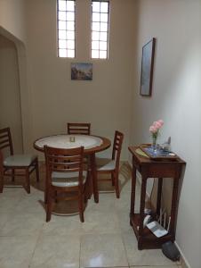 a dining room with a table and chairs at Quarto Suite & Cozinha in Piraju +3 photos