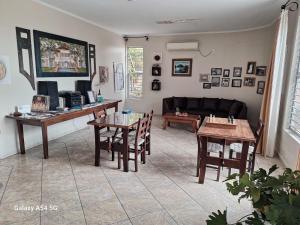 ein Wohnzimmer mit Holztischen und einem Sofa in der Unterkunft Hotel Niro in Montenegro