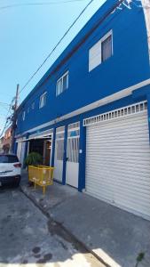 a blue building with a car parked in front of it at Ap Interlagos apoia adversidade in São Paulo