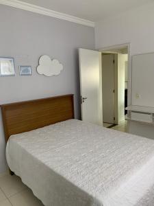a bedroom with a bed with a cloud on the wall at Green House Apartamentos in Ubá