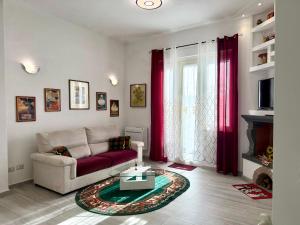 a living room with a couch and a table at Chianti 22 in Poggibonsi