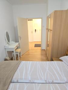 a bedroom with a bed and a desk and a mirror at Apartments bei Marienplatz in Stuttgart