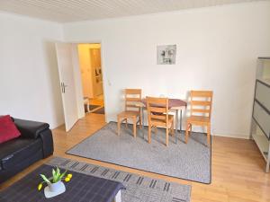 a living room with a dining room table and chairs at Apartments bei Marienplatz in Stuttgart