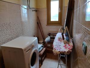 a laundry room with a washing machine and a window at COUNTRY HOUSE in Mafalda