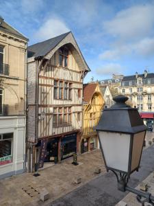 a street light in front of a building at Au bonheur de Troyes in Troyes