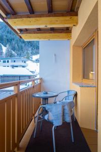 a small balcony with a table and chairs on it at Haus Ladner in See