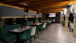 a row of tables and chairs in a restaurant at Pensiunea Lebada in Tulcea