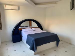 a bedroom with a bed with an archigunigunigunigun at A passos do paraíso!! in Lauro de Freitas
