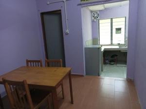 a dining room with a table and a sink at Hanny Cozy Homestay in Kuala Lipis +2 photos