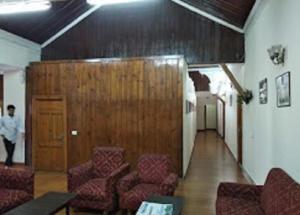 a room with couches and a hallway with a hallwayngthngthngthngthngth at Hotel Dalziel in Shimla