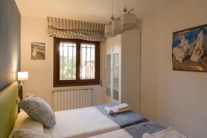 a small bedroom with a bed and a window at Casa rural El Laurel in Chañe