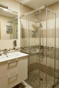 a bathroom with a sink and a shower at Casa rural El Laurel in Chañe