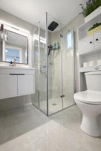 a bathroom with a shower and a toilet and a sink at סוויטת גן ליד הים in Qiryat Yam +38 photos
