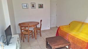 a bedroom with a table and chairs and a bed at Gite d'Ossau in Lescar