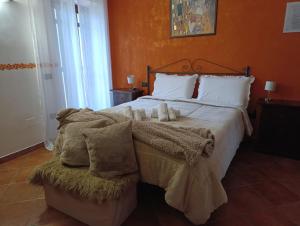 a bedroom with a large bed with white sheets and pillows at I Giardini Di Eidos in Sant'Agata de' Goti