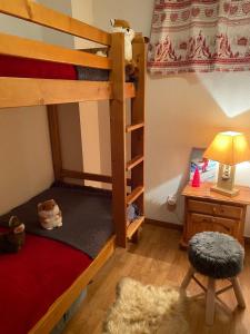 a bedroom with two bunk beds and a desk at T2 cosy 4 pers balcon vue montagne la Joue du loup in Le Dévoluy +32 photos