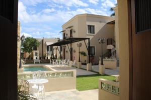 eine Terrasse mit Tisch und Stühlen neben einem Haus in der Unterkunft Casa Ku'x in Mérida