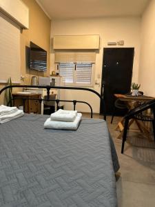 a room with a bed with two towels on it at Casa AMBAR in Concordia