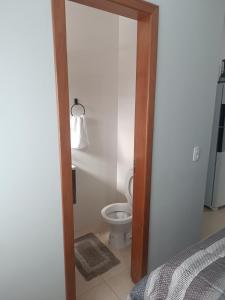 a bathroom with a toilet in a room at Loft mobiliado in Joinville
