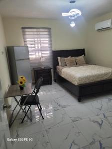 a bedroom with a bed and a table and a chair at bienvenido a casa in San Pedro de Macorís