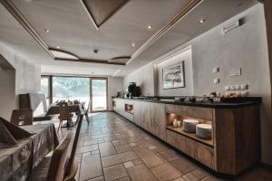 a kitchen with a counter and a table and chairs at Residence Froy in Resia