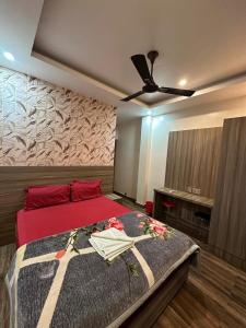 a bedroom with a bed with a ceiling fan at Sakhiya Fish Resort Pvt Ltd in Chhapia