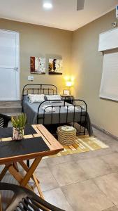 a bedroom with two beds and a coffee table at Casa AMBAR in Concordia