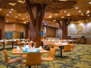 a restaurant with tables and chairs in a room at Galeria Plaza Irapuato in Irapuato
