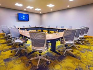 a large conference room with a long table and chairs at Galeria Plaza Irapuato in Irapuato +56 photos