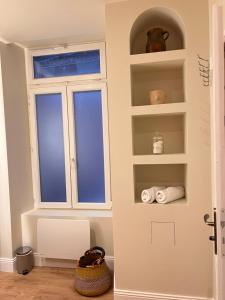 a room with a window and shelves with towels at Appartement de charme en plein cœur du centre historique - Parking Public Gratuit - in Avallon +16 photos
