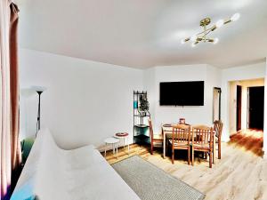 a living room with a bed and a dining room at Apartament Bursztynowy Jantar 2 pokojowy z ogrodzonym tarasem przy nadmorskim lesie in Jantar