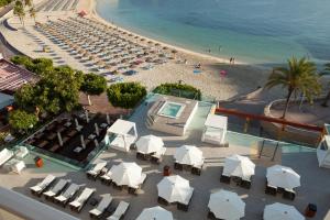 een luchtzicht op een strand met stoelen en parasols bij Seramar Hotel Comodoro Playa in Palmanova