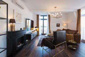 a living room with a couch and a fireplace at Loft Gryfita - butikowy blisko plaży, 2-poziomowy in Szczecinek