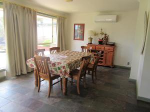 uma sala de jantar com mesa e cadeiras em Maslin Beach House em Maslin Beach