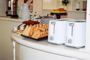 two toasters sitting on a kitchen counter with bread at Mar y Cielo in Necochea +40 photos