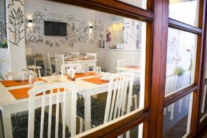 a dining room with a white table and white chairs at Mar y Cielo in Necochea