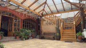 a building with a bench and some plants at Casa Elena in Cusco