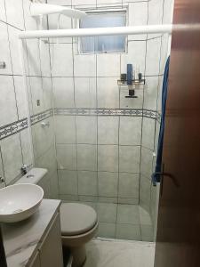 a bathroom with a toilet and a sink at Quarto no centro de Foz do Iguaçu in Foz do Iguaçu +3 photos