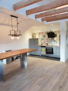 a kitchen with a wooden table in a room at Huus 17 in Rust