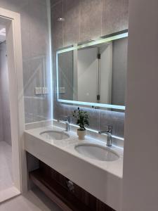 a bathroom with two sinks and a mirror at شقة في دار المشاعر in Mecca