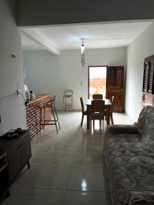 a living room with a table and a couch at Casa por do sol Flecheiras in Flecheiras