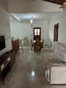 a living room with a couch and a table at Casa por do sol Flecheiras in Flecheiras