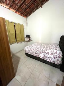 a bedroom with a bed in a room at Casa por do sol Flecheiras in Flecheiras