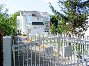 コウォブジェクにあるAppartementhaus Mila in Kolobrzegの白い家の前の白い柵