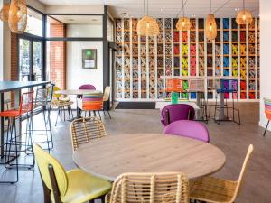 a restaurant with tables and chairs in a room at ibis Styles Perpignan Centre Gare in Perpignan